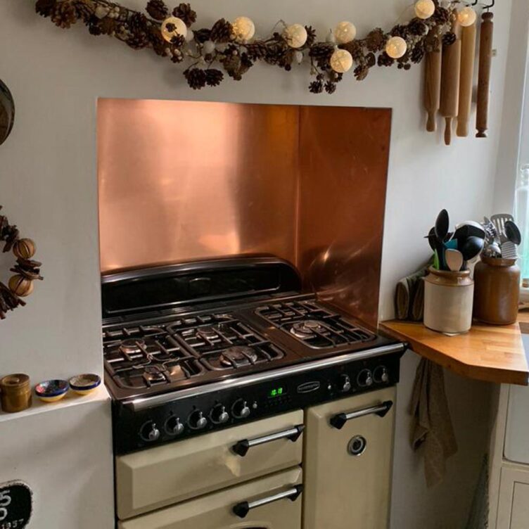 Natural copper splashback around oven